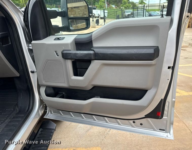 image for item DT6674 2019 Ford F250 Super Duty SuperCab pickup truck