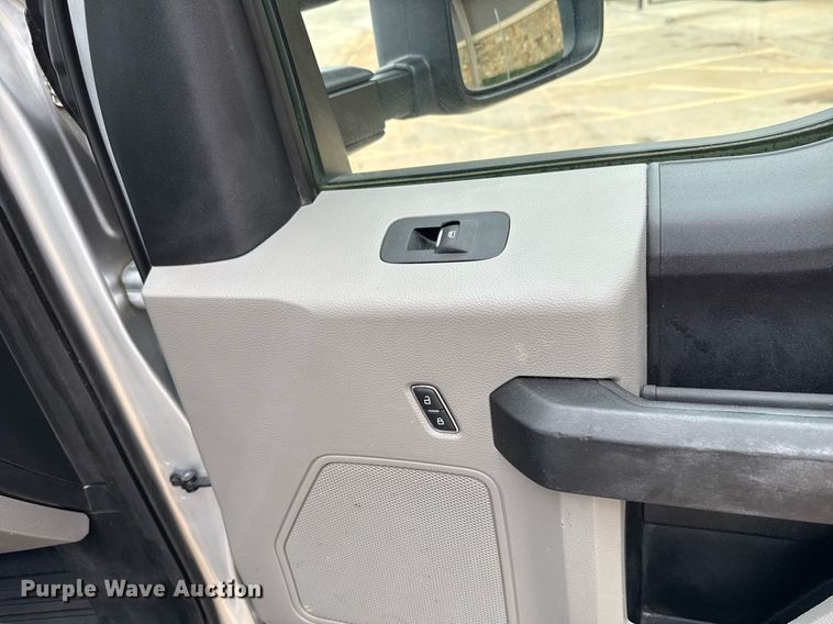 image for item DT6674 2019 Ford F250 Super Duty SuperCab pickup truck