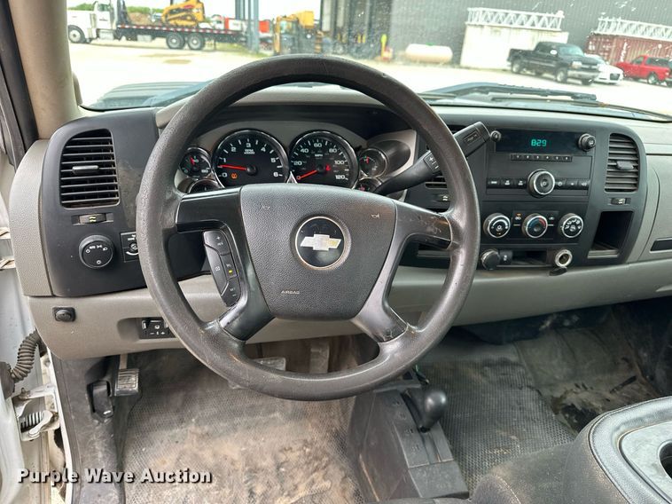 image for item DF8573 2012 Chevrolet Silverado 2500HD utility / service truck