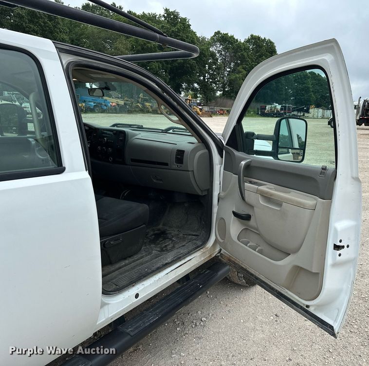 image for item DF8573 2012 Chevrolet Silverado 2500HD utility / service truck