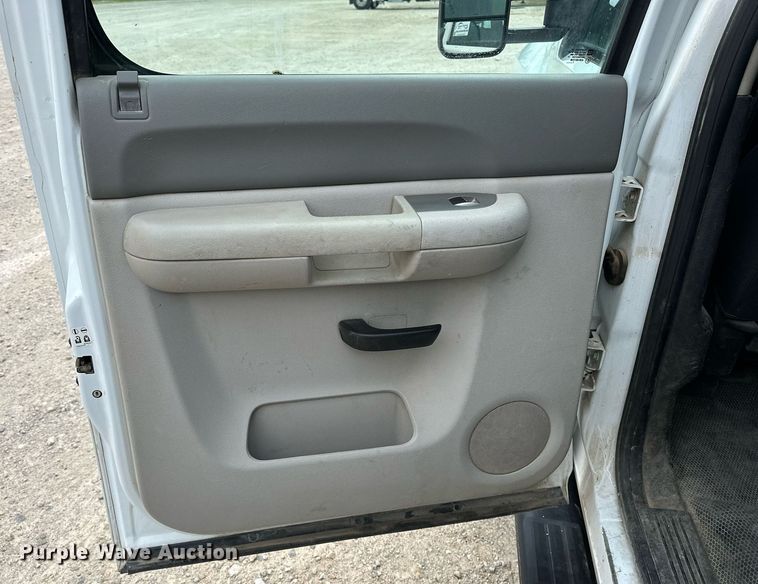 image for item DF8573 2012 Chevrolet Silverado 2500HD utility / service truck