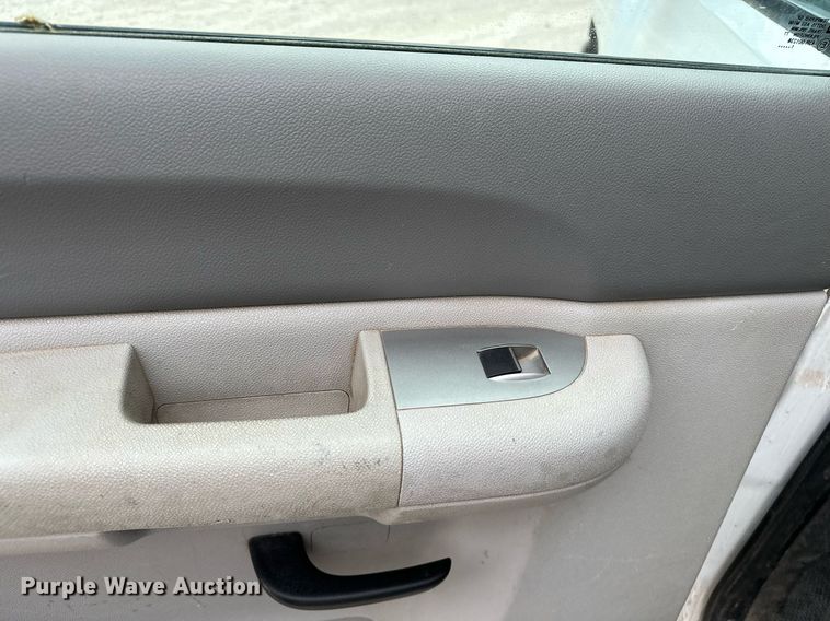 image for item DF8573 2012 Chevrolet Silverado 2500HD utility / service truck