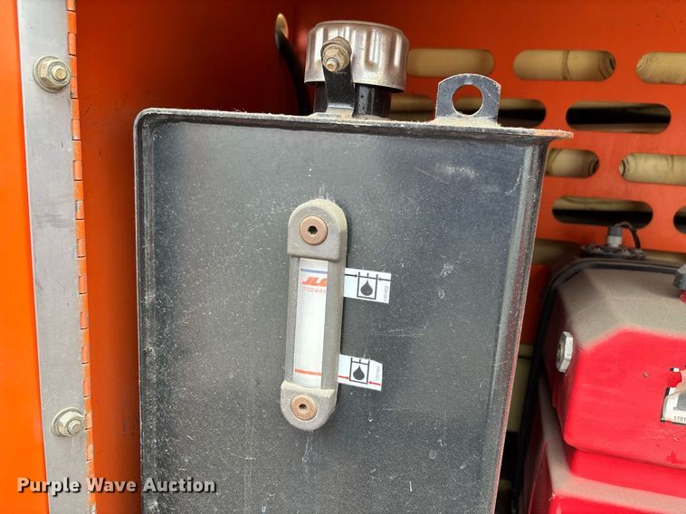 image for item DH8652 2007 JLG 260MRT scissor lift