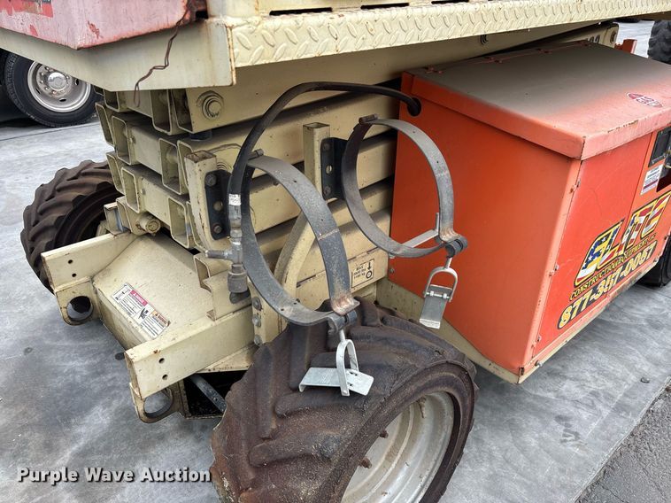 image for item DH8652 2007 JLG 260MRT scissor lift