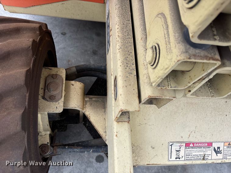 image for item DH8652 2007 JLG 260MRT scissor lift