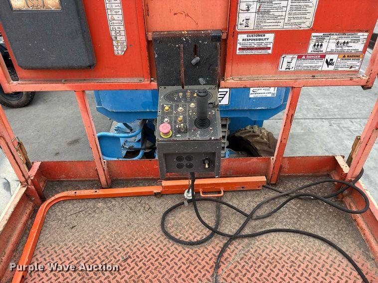 image for item DH8652 2007 JLG 260MRT scissor lift