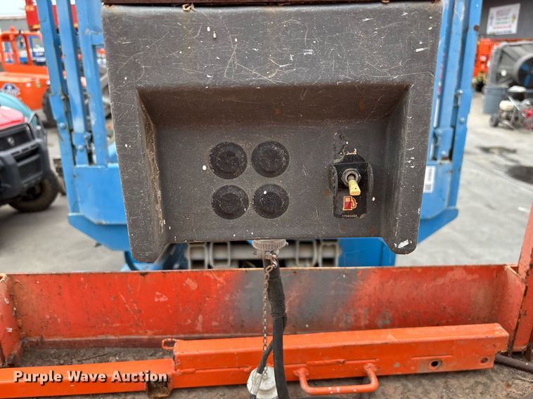 image for item DH8652 2007 JLG 260MRT scissor lift