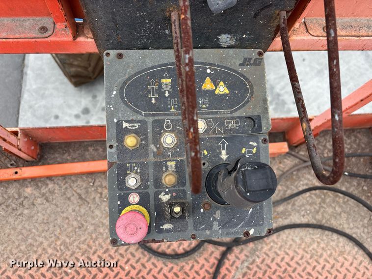 image for item DH8652 2007 JLG 260MRT scissor lift