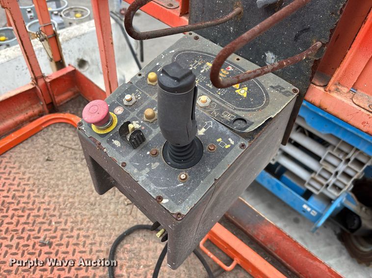 image for item DH8652 2007 JLG 260MRT scissor lift