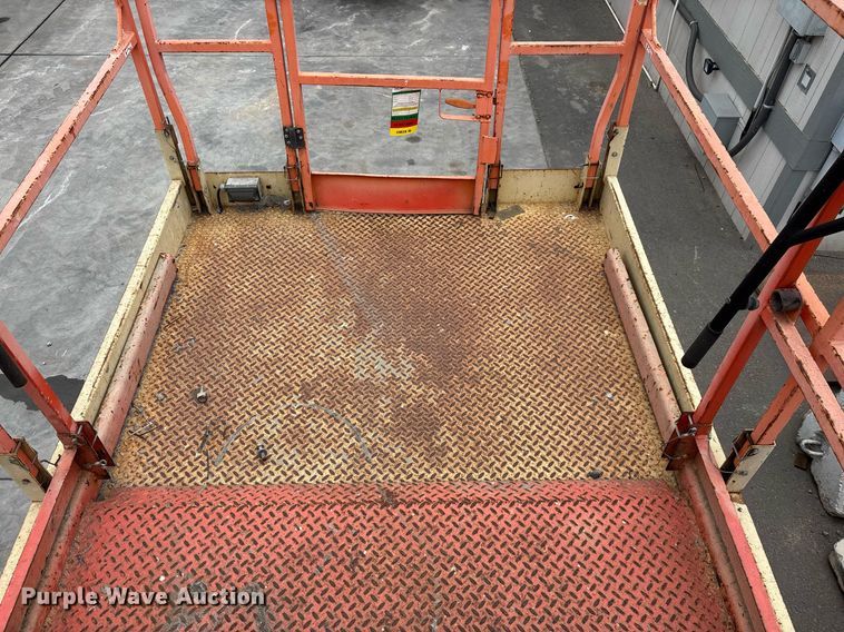 image for item DH8652 2007 JLG 260MRT scissor lift