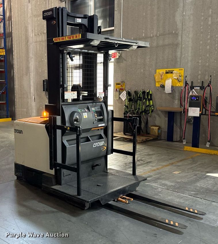 image for item DI9291 2017 Crown SP4020-30 order picker