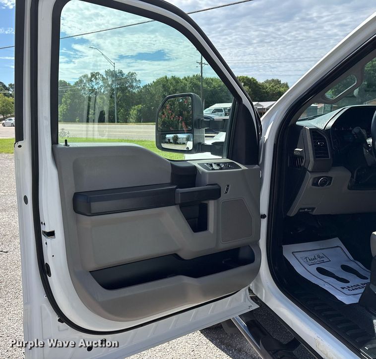 image for item DM1943 2019 Ford F550 Crew Cab flatbed truck