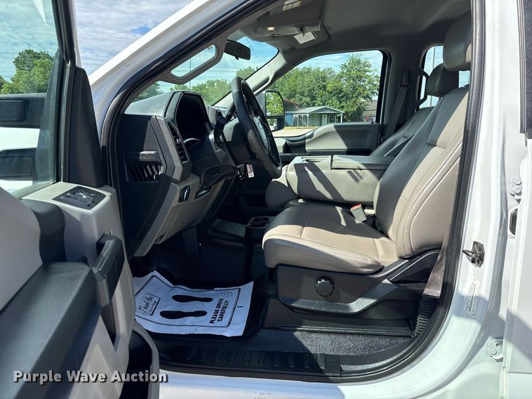 image for item DM1943 2019 Ford F550 Crew Cab flatbed truck