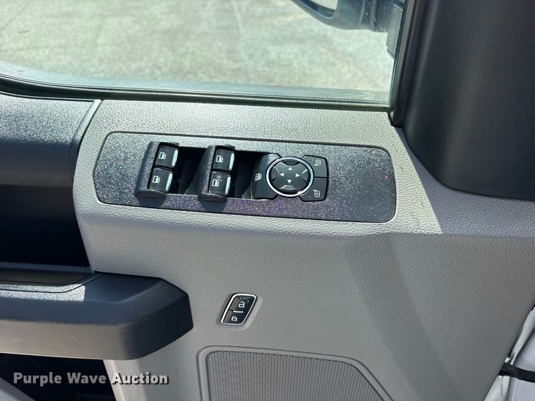 image for item DM1943 2019 Ford F550 Crew Cab flatbed truck