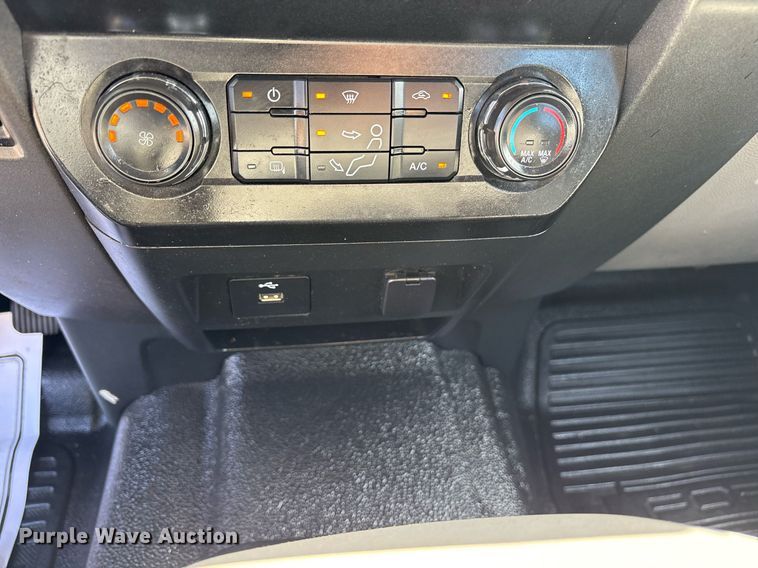 image for item DM1943 2019 Ford F550 Crew Cab flatbed truck