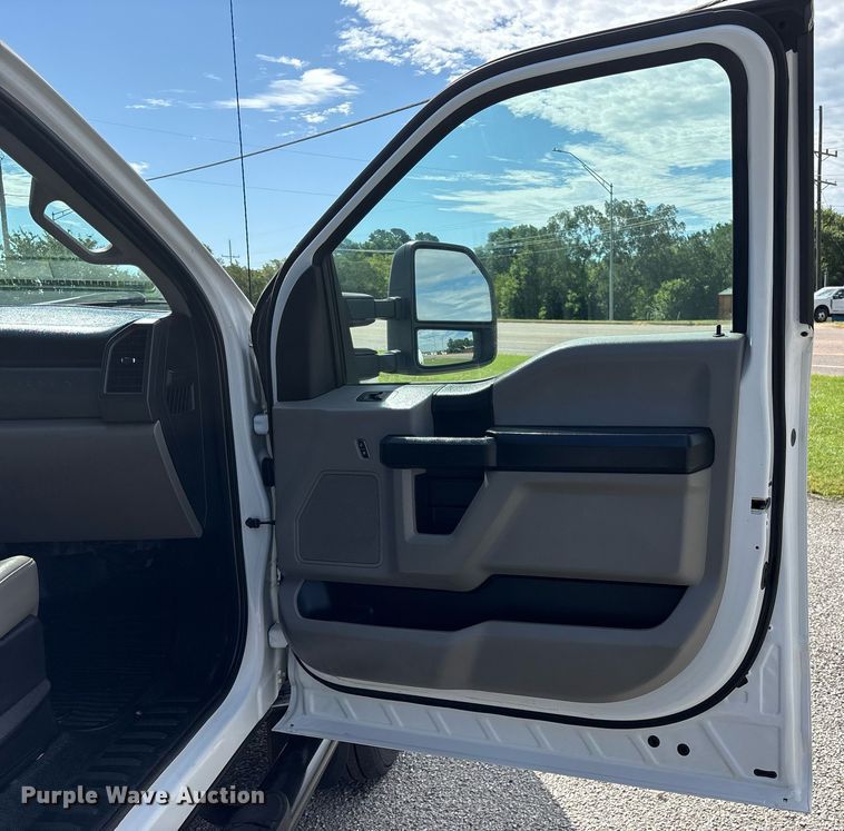 image for item DM1943 2019 Ford F550 Crew Cab flatbed truck