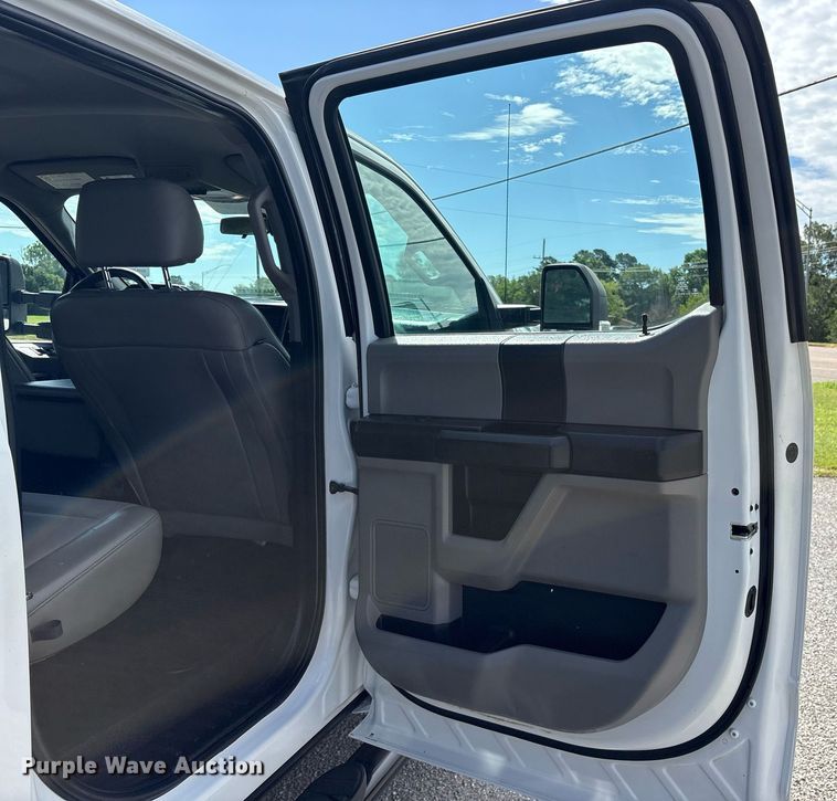 image for item DM1943 2019 Ford F550 Crew Cab flatbed truck