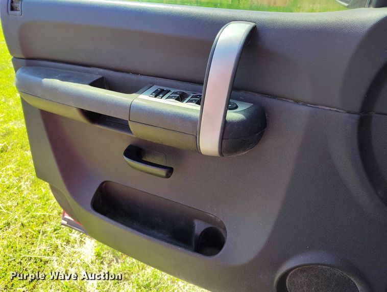 image for item DP5010 2009 GMC Sierra 2500HD Crew Cab pickup truck