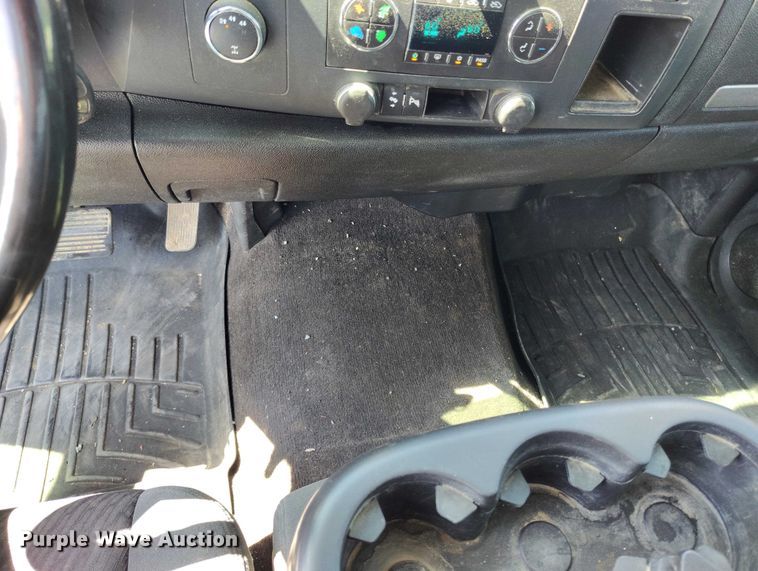 image for item DP5010 2009 GMC Sierra 2500HD Crew Cab pickup truck