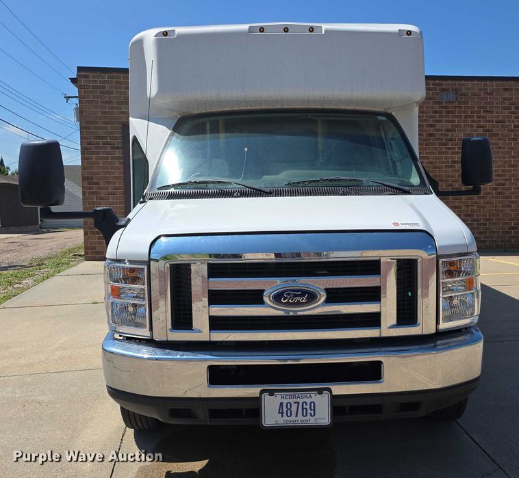 image for item DR3783 2019 Ford E450 Super Duty shuttle bus