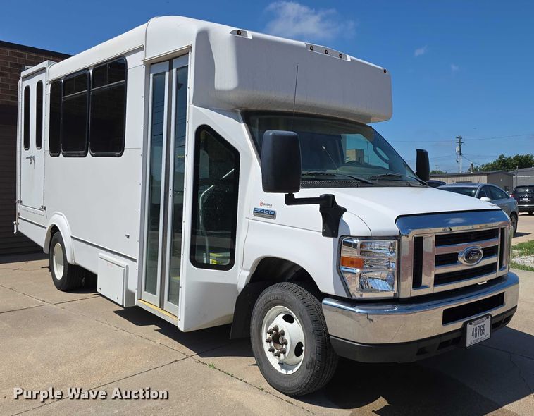 image for item DR3783 2019 Ford E450 Super Duty shuttle bus