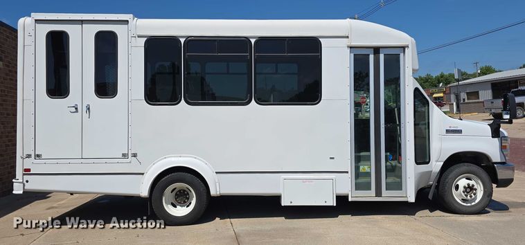 image for item DR3783 2019 Ford E450 Super Duty shuttle bus
