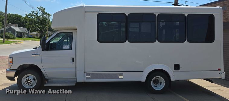 image for item DR3783 2019 Ford E450 Super Duty shuttle bus