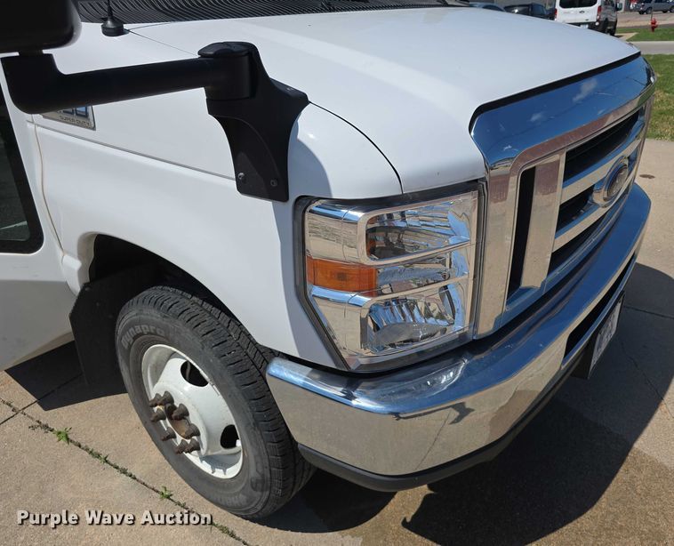 image for item DR3783 2019 Ford E450 Super Duty shuttle bus