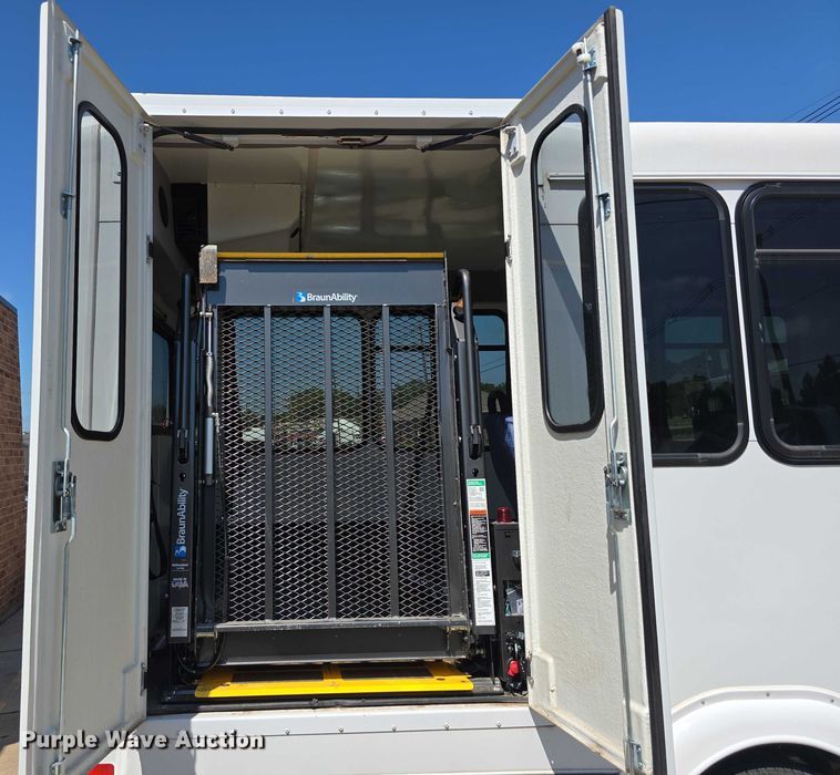 image for item DR3783 2019 Ford E450 Super Duty shuttle bus