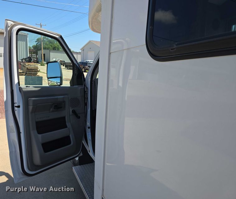 image for item DR3783 2019 Ford E450 Super Duty shuttle bus