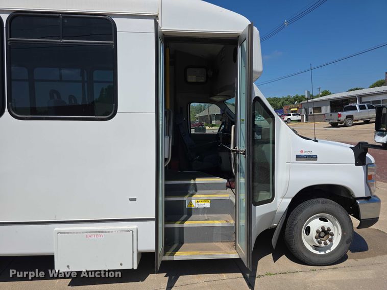 image for item DR3783 2019 Ford E450 Super Duty shuttle bus