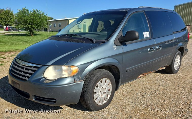 image for item DR3819 2007 Chrysler Town & Country van