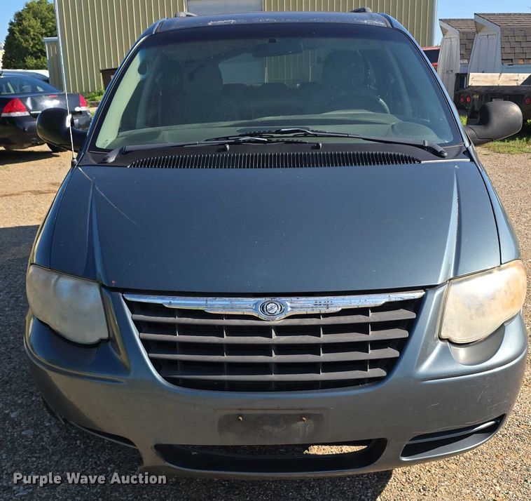 image for item DR3819 2007 Chrysler Town & Country van