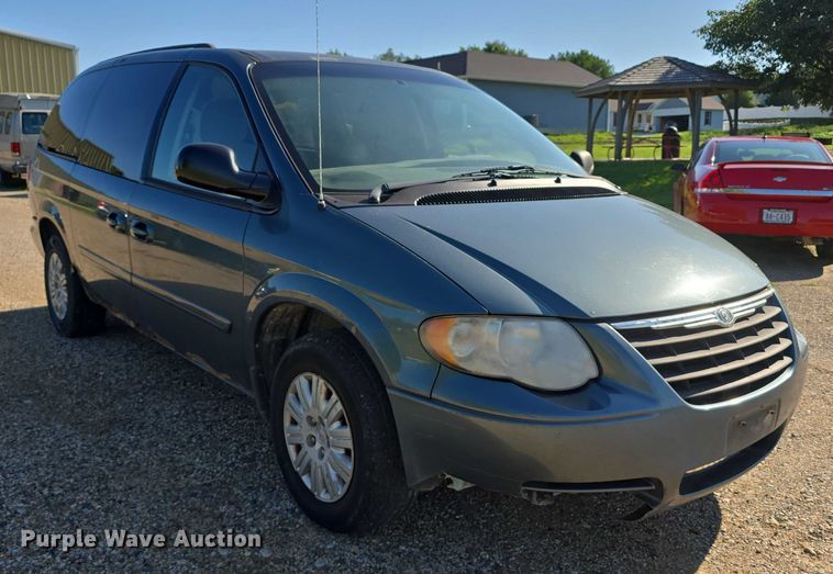 image for item DR3819 2007 Chrysler Town & Country van