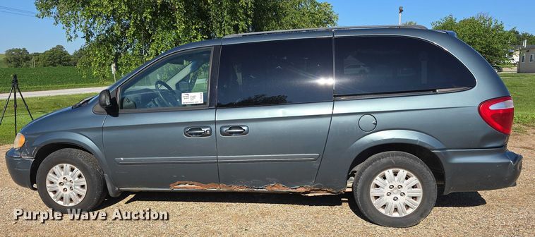 image for item DR3819 2007 Chrysler Town & Country van
