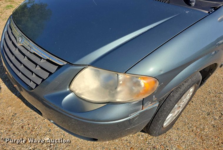 image for item DR3819 2007 Chrysler Town & Country van