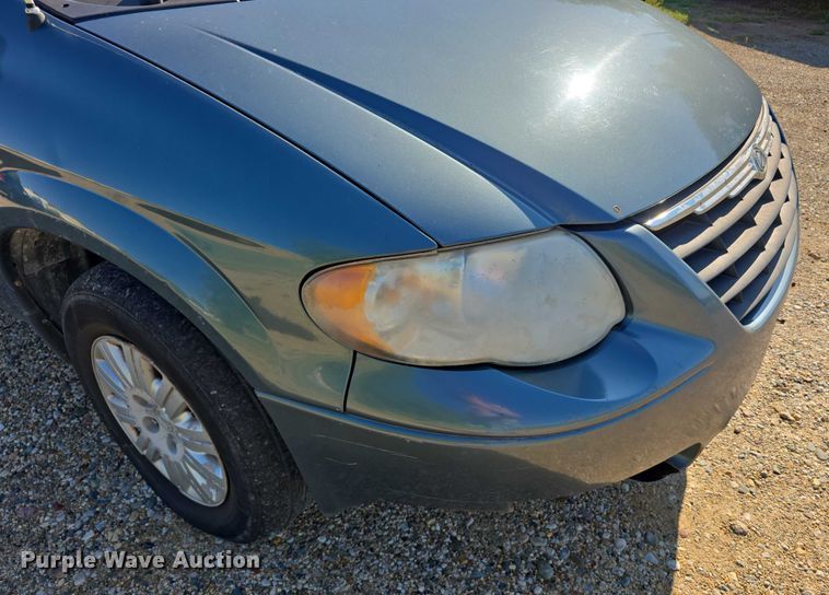 image for item DR3819 2007 Chrysler Town & Country van