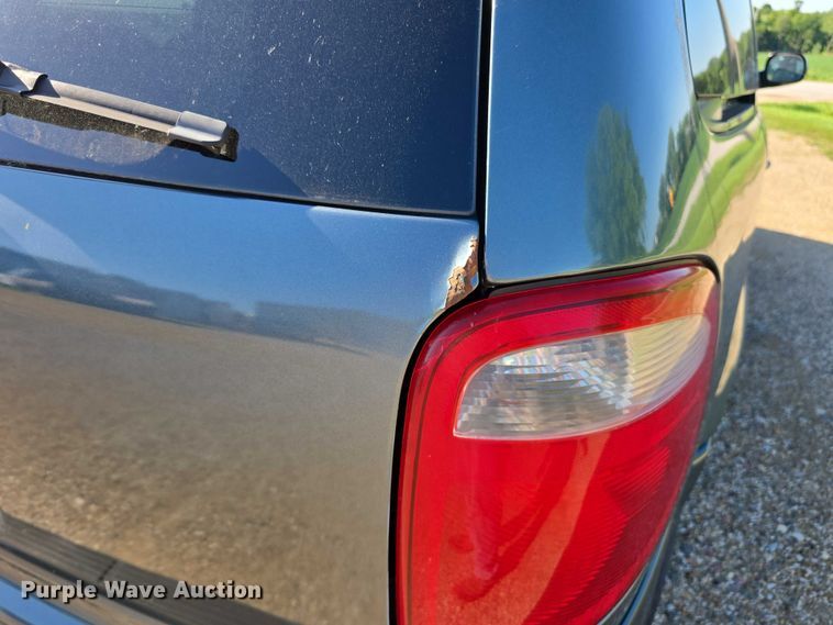 image for item DR3819 2007 Chrysler Town & Country van