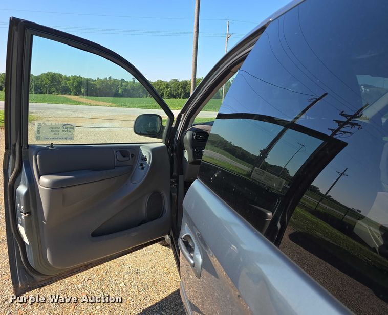 image for item DR3819 2007 Chrysler Town & Country van