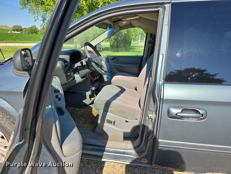 image for item DR3819 2007 Chrysler Town & Country van
