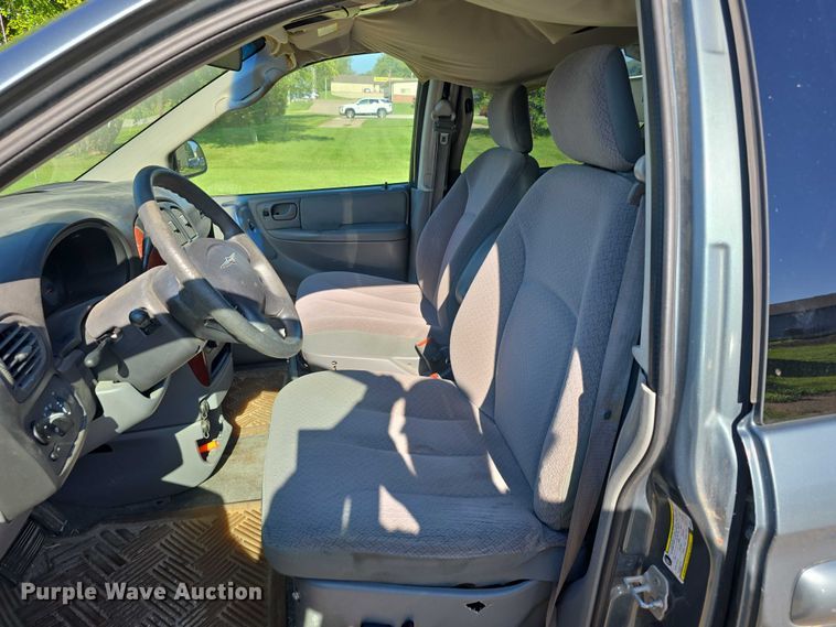 image for item DR3819 2007 Chrysler Town & Country van