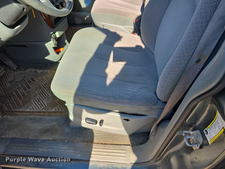 image for item DR3819 2007 Chrysler Town & Country van