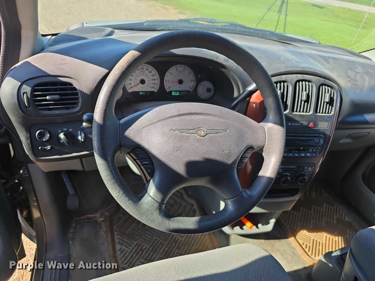 image for item DR3819 2007 Chrysler Town & Country van
