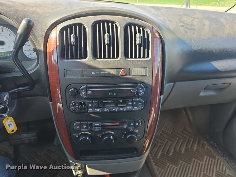 image for item DR3819 2007 Chrysler Town & Country van