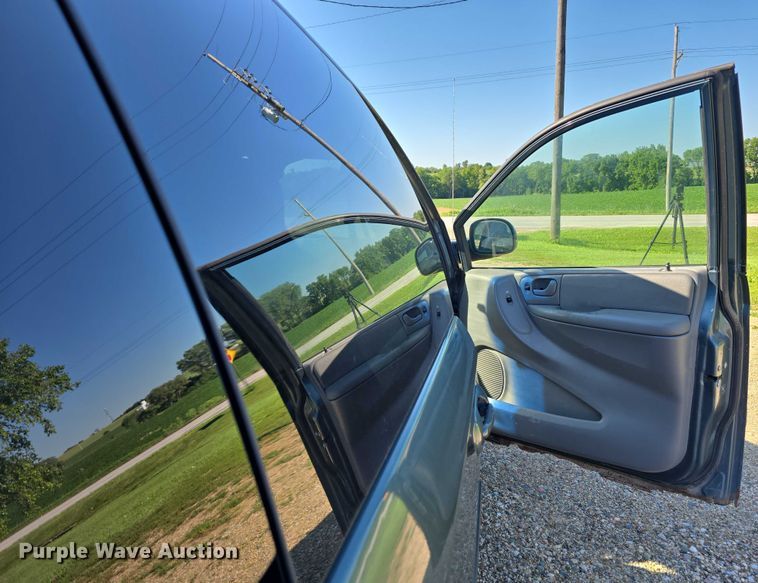 image for item DR3819 2007 Chrysler Town & Country van