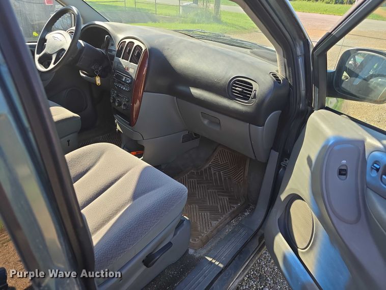 image for item DR3819 2007 Chrysler Town & Country van