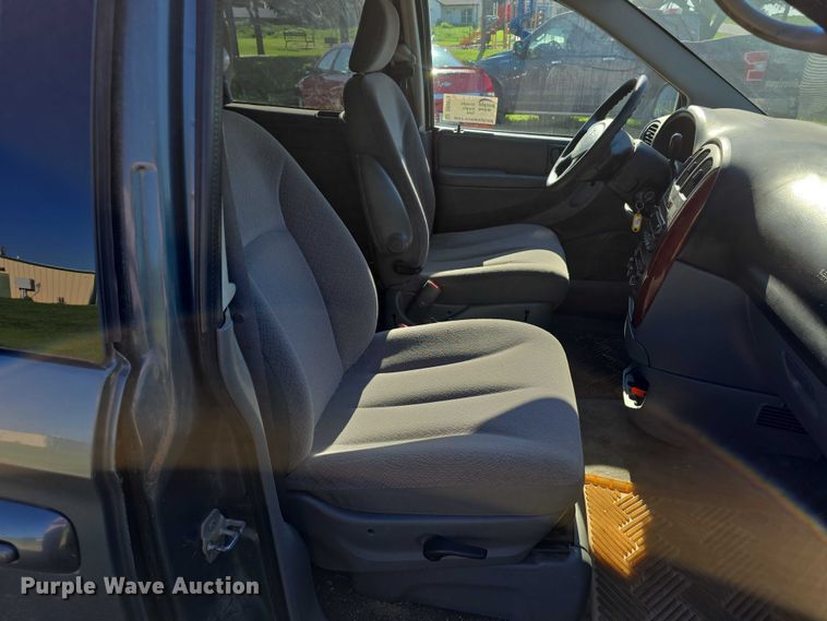 image for item DR3819 2007 Chrysler Town & Country van