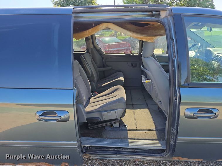 image for item DR3819 2007 Chrysler Town & Country van