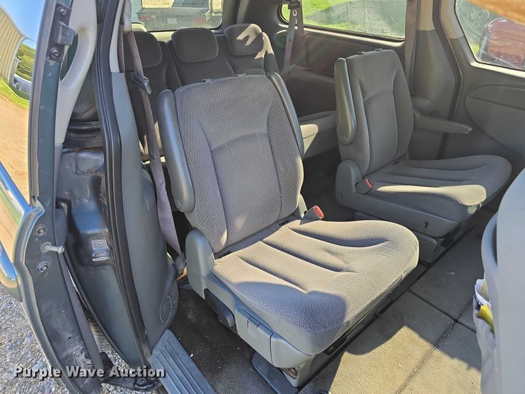 image for item DR3819 2007 Chrysler Town & Country van