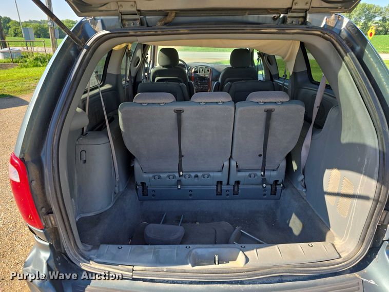 image for item DR3819 2007 Chrysler Town & Country van